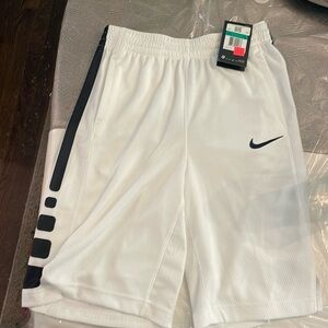 Boys Size XL White Basketball Shorts.